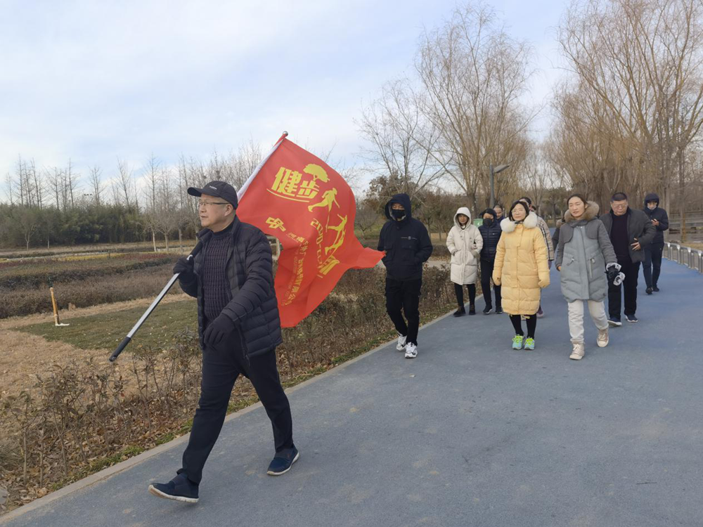 河南戶外廣告網(wǎng)絡(luò)傳媒有限公司舉辦健步迎新活動(dòng)