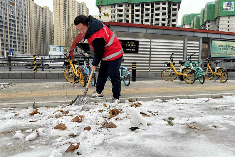 赫喆黨支部為公交車站掃冰除雪 保障市民安全出行